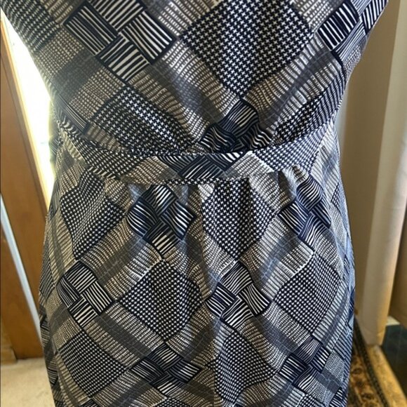 Elegant Black and White Wrap Dress - Picture 10 of 11